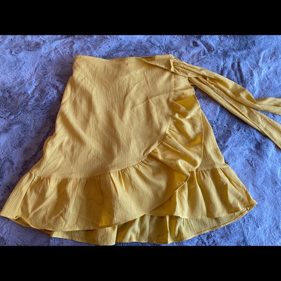 NWT. Vero Moda yellow summer skirt, XS. Never been worn. - Picture 3 of 8